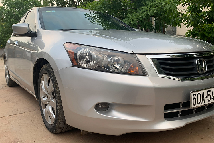 Chiếc Honda Accord nhập Mỹ trong bài viết thuộc phiên bản “EX-L” cao cấp sử dụng động cơ xăng V6 dung tích 3.5L hút khí tự nhiên cho công suất tối đa 273 mã lực tại 6.200 vòng/phút và mô-men xoắn cực đại 336Nm đạt được tại 5.000 vòng/phút. Sức mạnh được truyền xuống cầu trước (FWD) thông qua hộp số tự động 5 cấp (5AT).