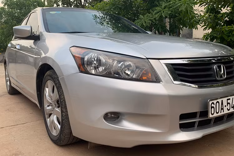 Chiếc Honda Accord nhập Mỹ trong bài viết thuộc phiên bản “EX-L” cao cấp sử dụng động cơ xăng V6 dung tích 3.5L hút khí tự nhiên cho công suất tối đa 273 mã lực tại 6.200 vòng/phút và mô-men xoắn cực đại 336Nm đạt được tại 5.000 vòng/phút. Sức mạnh được truyền xuống cầu trước (FWD) thông qua hộp số tự động 5 cấp (5AT).