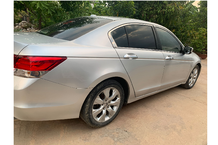 Chiếc Honda Accord đời 2008 phiên bản EX-L này hiện tại đã lăn bánh được 90.000 km. Tuy nhiên, ngoại thất xe vẫn còn khá mới, liền lạc và khá bóng bẩy với nước sơn màu Bạc nguyên bản sau thời gian sử dụng “đội nắng đội mưa” hơn 10 năm vì được chủ nhân giữ gìn cẩn thận.