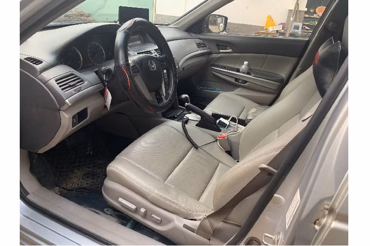 Trên thị trường xe cũ hiện nay, người mua hoàn toàn có thể tiếp cận những chiếc Toyota Camry hay Honda Accord nhập Mỹ đời này với mức giá trên dưới 500 triệu đồng, giá bán có thể cao hoặc thấp hơn vài chục triệu đồng tùy vào tình trạng và độ chất của xe.