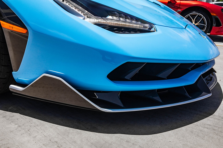 So với Aventador SV, Centenario có kiểu dáng hầm hố và thể thao hơn. Ở phía trước, hốc hút gió được chia 2 tầng và nắp ca-pô có 2 khe thoát gió.