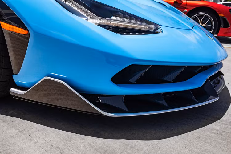 So với Aventador SV, Centenario có kiểu dáng hầm hố và thể thao hơn. Ở phía trước, hốc hút gió được chia 2 tầng và nắp ca-pô có 2 khe thoát gió.