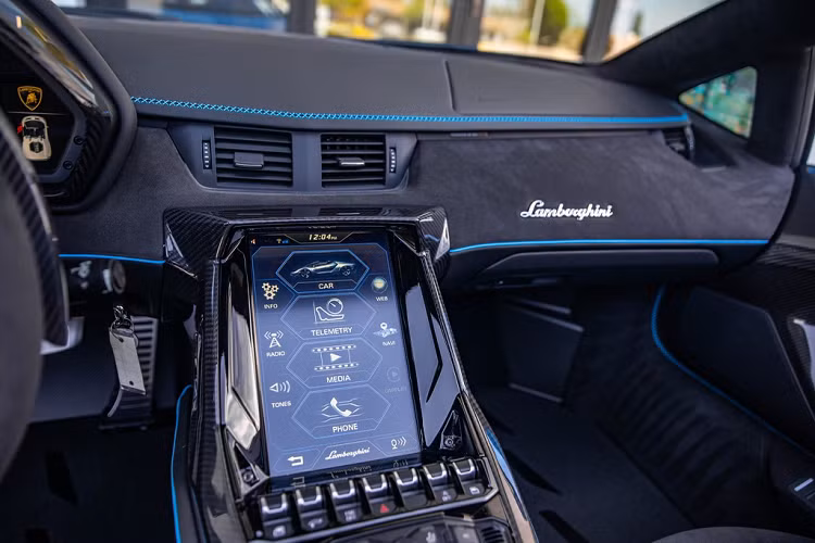 Đại lý Lamborghini Newport Beach không công bố mức giá cho siêu phẩm Centenario Roadster. Theo một người chuyên nhập khẩu siêu xe tại Việt Nam, giá xe Lamborghini Centenario Roadster trong bài viết này có giá khoảng 2,6 triệu USD, đắt hơn đôi chút so với giá 2,3 triệu USD ở thời điểm ra mắt. 