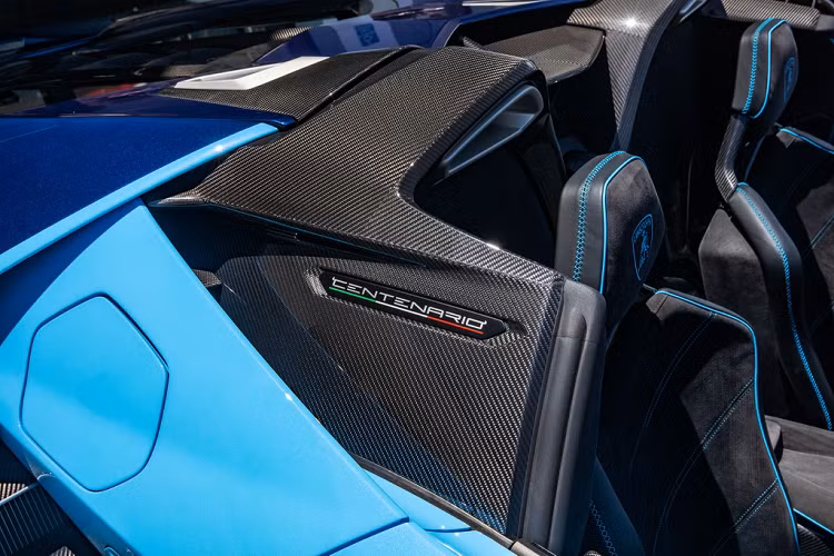 Hồi đầu tháng 9, có thông tin chiếc Centenario Roadster này được một đại gia Việt Nam đặt mua với mức giá lên đến 260 tỷ đồng. Tuy nhiên, thông tin này nhận được nhiều ý kiến nghi vấn. Phần lớn những đại lý chuyên nhập khẩu siêu xe tại Việt Nam cho rằng mức giá đã bị thổi phồng gấp 3 lần. Nếu siêu xe này về Việt Nam, mức giá chỉ ở mức 90-95 tỷ đồng.