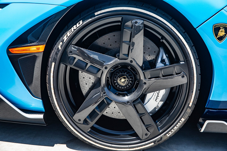 Xe được trang bị bộ mâm 5 chấu bằng carbon, kích thước 20 inch ở phía trước và 21 inch ở phía sau. Bọc bên ngoài là bộ lốp Pirelli P-zero.