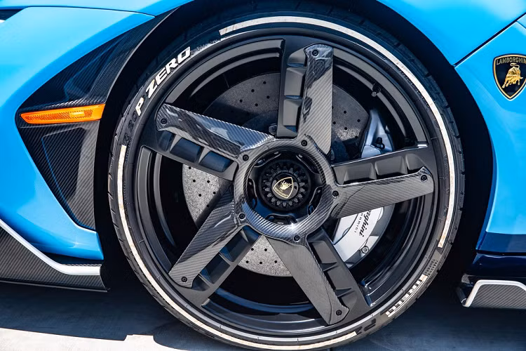 Xe được trang bị bộ mâm 5 chấu bằng carbon, kích thước 20 inch ở phía trước và 21 inch ở phía sau. Bọc bên ngoài là bộ lốp Pirelli P-zero.