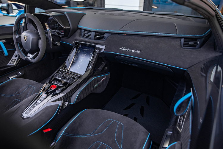 Bên trong, xe được bọc da Alcantara với các điểm nhấn màu xanh cùng tone với ngoại thất. Các trang bị nổi bật bên trong chiếc Centenario Roadster là vô-lăng 3 chấu, màn hình thông tin giải trí cảm ứng 10,1 inch hỗ trợ Apple CarPlay. 