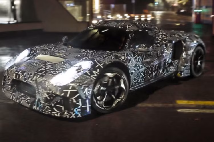 Tính khí động học luôn là ưu tiên hàng đầu đối với các mẫu xe thể thao và Maserati MC20 cũng không phải ngoại lệ. Nó vẫn sẽ là một chiếc xe với thiết kế mái dốc về phía đuôi xe, những đường gân cơ bắp trên thân nhằm tối ưu luồng gió thổi qua, hệ thống ống xả kép khoẻ khoắn hay mâm xe kích thước lớn cùng lốp mỏng thể thao.