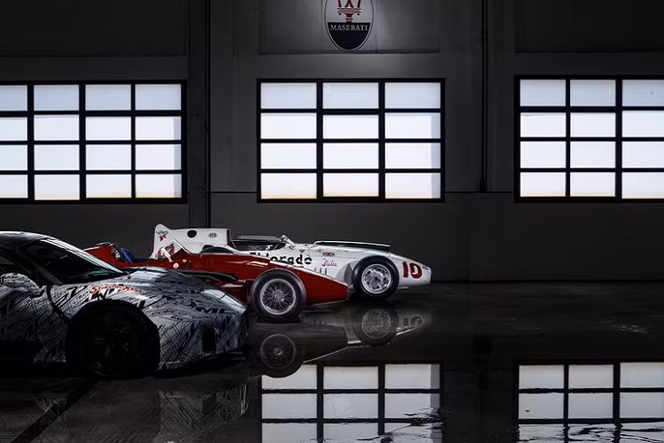 Vóc dáng tổng thể của Maserati MC20 hoàn toàn mới mang đặc trưng của một mẫu siêu xe 2 cửa thể thao. Trên xe được thiết kế với rất nhiều khe hút và thoát gió như ở dưới phía trước/sau, trên nắp ca-pô và phía thân xe. Kết hợp với đó là kiểu thiết kế đèn khá mảnh mai, bộ lưới tản nhiệt cỡ lớn tạo nên cái nhìn trực diện hầm hố cho MC20.