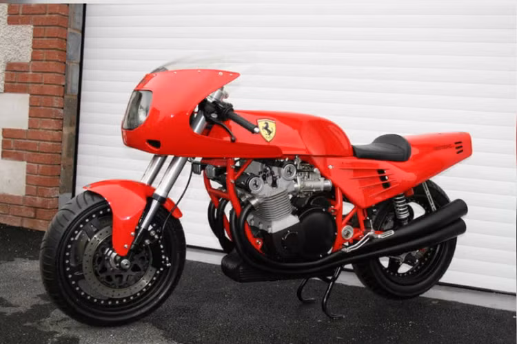 Thập niên 90 của thế kỷ XX được biết đến là thời kỳ phát triển vượt bậc của ngành công nghiệp môtô. Một trong những sự kiện nổi bật vào thời gian đó là sự xuất hiện của mẫu môtô đầu tiên của Ferrari.