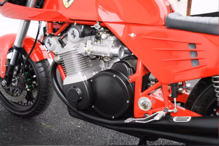 Động cơ của môtô Ferrari có dung tích 900 cc, DOHC, 4 xy-lanh, khối động cơ này tạo ra công suất 105 mã lực tại 8.800 vòng/phút. Tốc độ tối đa ước tính của mẫu xe này là 265 km/h.