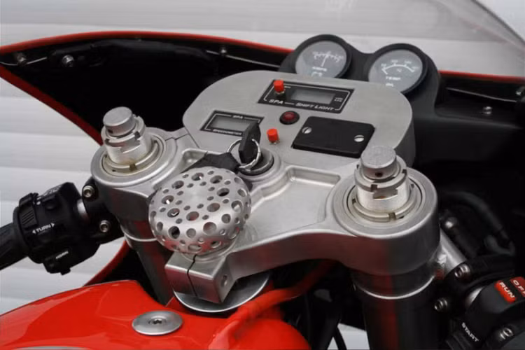 Chiếc xe được bán đấu giá lần đầu vào năm 2008, mức giá xe môtô Ferrari đề xuất của đợt đấu giá này là 308.608 USD (tương đương 7,1 tỷ đồng). Tuy nhiên vì một vài lí do nên buổi giá đầu tiên đã bị hoãn lại đến tận 4 năm sau.