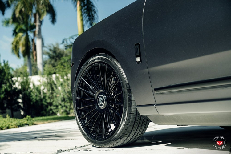 Có lẽ vì vậy mà không ít chủ xe Cullinan đã tiến hành độ chiếc xe của mình nhằm mang tới cho nó một dáng vẻ bắt mắt hơn, thuyết phục hơn. Ví dụ, chiếc Rolls-Royce Cullinan độ mà chúng ta có ở đây đã được tu sửa đáng kể vẻ ngoài.