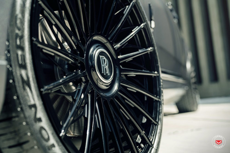 Bên cạnh đó, nó dường như cũng được hạ thấp gầm, và trang bị một bộ la-zăng kích cỡ 24x10 to lớn, hoàn thiện với thiết kế nhiều chấu và sơn màu đen bóng. Bọc bên ngoài bộ la-zăng là những lốp xe Pirelli.