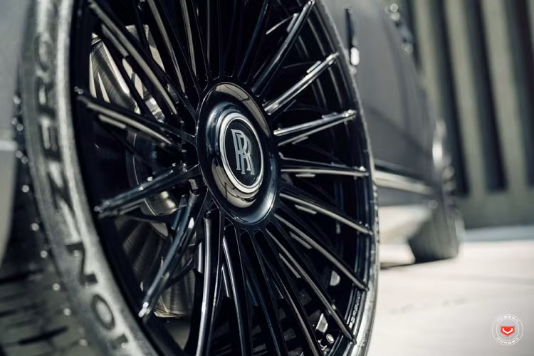 Bên cạnh đó, nó dường như cũng được hạ thấp gầm, và trang bị một bộ la-zăng kích cỡ 24x10 to lớn, hoàn thiện với thiết kế nhiều chấu và sơn màu đen bóng. Bọc bên ngoài bộ la-zăng là những lốp xe Pirelli.