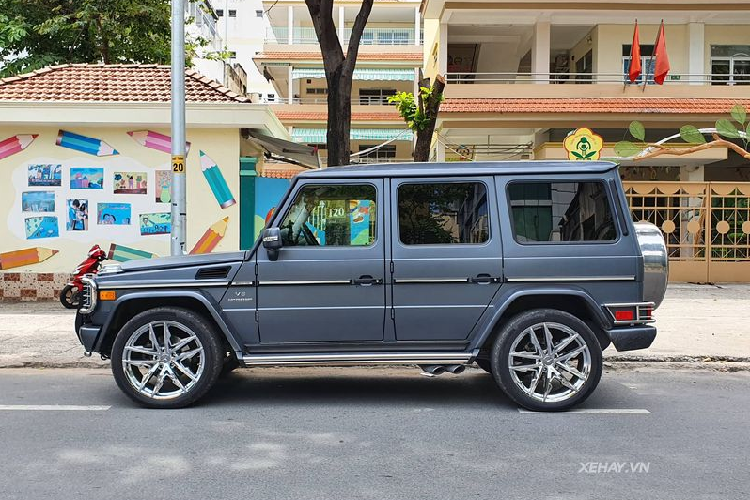 Mẫu xe SUV hạng sang G55 AMG khá được ưa chuộng trên thế giới bởi thiết kế hầm hố và nam tính. Thay vì sử dụng những đường cong mềm mại, G55 AMG mang đến sự góc cạnh, sắc xảo và cá tính.