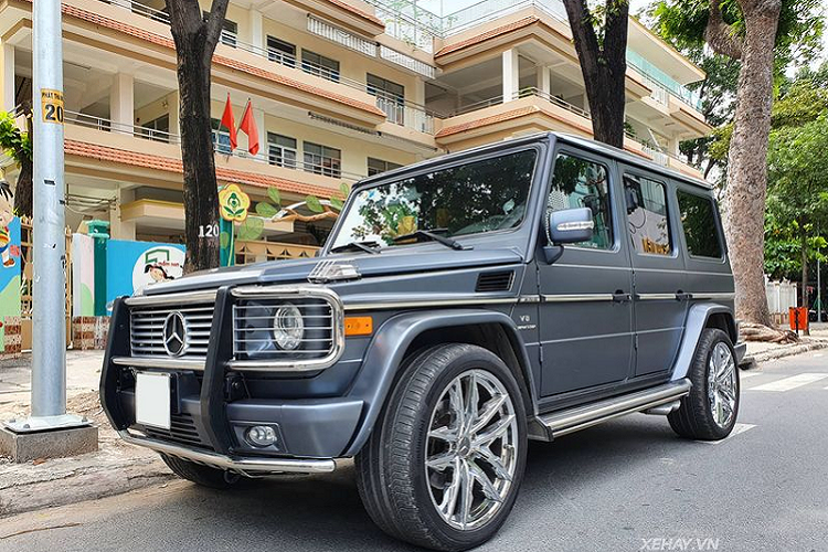 Mercedes-AMG G-class nói chung và G55 AMG nói riêng là những sản phẩm mang giá trị huyền thoại của thương hiệu "Ngôi sao ba cánh". Đối với chiếc Mercedes-AMG G55 AMG đời cũ trong bài viết, mặc dù đã có mặt trên thị trường hàng chục năm nhưng vẻ đẹp của mẫu xe này dường như vẫn không hề suy giảm, nét hầm hố, mạnh mẽ thuần xe offroad địa hình vẫn còn nguyên vẹn theo thời gian.