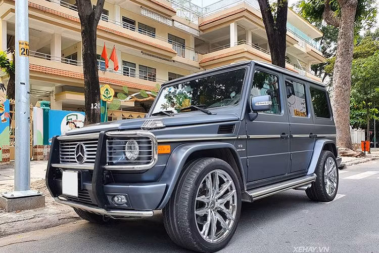 Mercedes-AMG G-class nói chung và G55 AMG nói riêng là những sản phẩm mang giá trị huyền thoại của thương hiệu "Ngôi sao ba cánh". Đối với chiếc Mercedes-AMG G55 AMG đời cũ trong bài viết, mặc dù đã có mặt trên thị trường hàng chục năm nhưng vẻ đẹp của mẫu xe này dường như vẫn không hề suy giảm, nét hầm hố, mạnh mẽ thuần xe offroad địa hình vẫn còn nguyên vẹn theo thời gian.