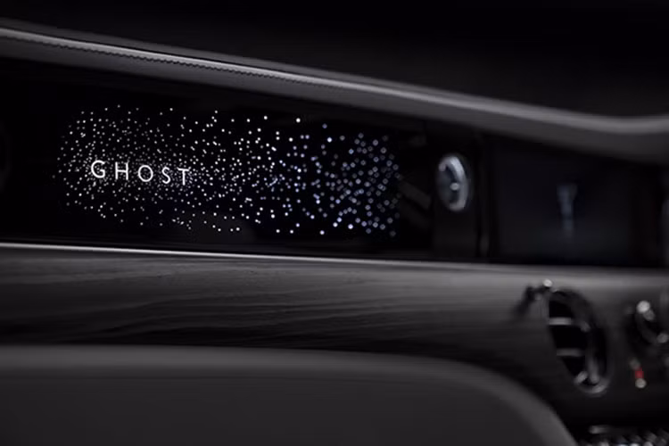Ở phía sau, Rolls-Royce Ghost 2021 được trang bị nóc dốc, đèn hậu LED vuông vắn và nắp cốp khá tròn trịa khiến người ta nghĩ tới cả Phantom lẫn chiếc xe có một không hai Swepttail. Để giữ thiết kế giống với bản thường cho Ghost Extended 2021, hãng Rolls-Royce đã kéo dài khu vực cửa sau của xe.