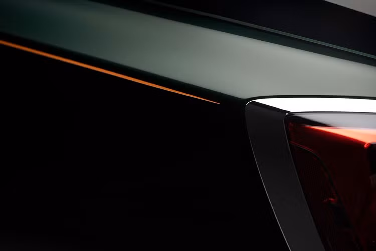 Tâm điểm của không gian nội thất bên trong mẫu sedan đến từ xứ sở sương mù là chi tiết trang trí hoàn toàn mới có tên Illuminated Fascia. Về cơ bản, đây là "bầu trời sao" nằm trong mặt táp-lô - thành quả sau 2 năm và hơn 10.000 giờ lao động của hãng Rolls-Royce.