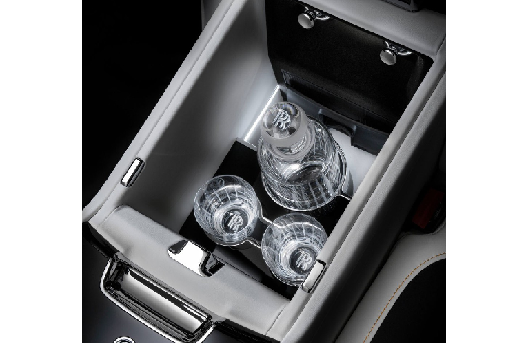 Rolls -Royce Ghost Extended 2021 còn có trọng lượng 2.599 kg, nặng hơn 46 kg so với bản thường. Bên trong Rolls-Royce Ghost Extended 2021, ngoài không gian nội thất rộng rãi hơn còn có ghế Serenity có thể ngả về phía sau. Ở giữa 2 ghế sau sẽ có một tủ lạnh nhỏ để làm mát rượu champagne. Tủ lạnh này có 2 chế độ làm mát với nhiệt độ 6°C và 11°C. Mức nhiệt độ 6°C phù hợp với rượu champagne không phải là rượu lâu năm.