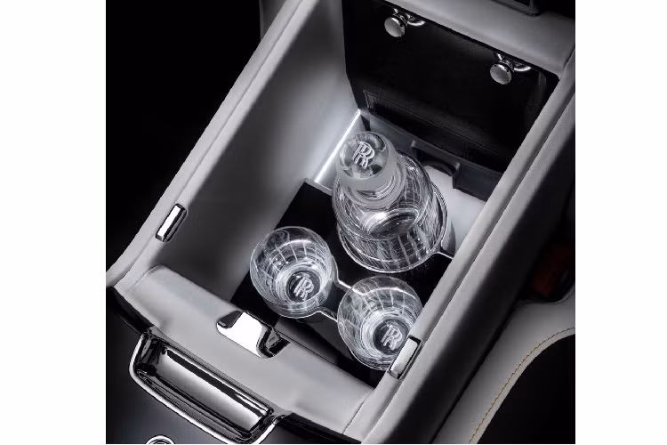 Rolls -Royce Ghost Extended 2021 còn có trọng lượng 2.599 kg, nặng hơn 46 kg so với bản thường. Bên trong Rolls-Royce Ghost Extended 2021, ngoài không gian nội thất rộng rãi hơn còn có ghế Serenity có thể ngả về phía sau. Ở giữa 2 ghế sau sẽ có một tủ lạnh nhỏ để làm mát rượu champagne. Tủ lạnh này có 2 chế độ làm mát với nhiệt độ 6°C và 11°C. Mức nhiệt độ 6°C phù hợp với rượu champagne không phải là rượu lâu năm.