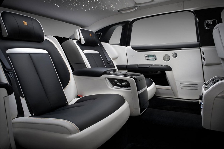 Đúng như tên gọi, Rolls-Royce Ghost Extended 2021 dài hơn 170 mm so với phiên bản thường. Theo đó, xe sở hữu chiều dài 5.716 mm và chiều dài cơ sở 3.465 mm, mang đến khoảng duỗi chân cho hành khách ngồi trên ghế sau rộng hơn bất kỳ mẫu xe cùng thương hiệu nào, trừ Rolls-Royce Phantom Extended.