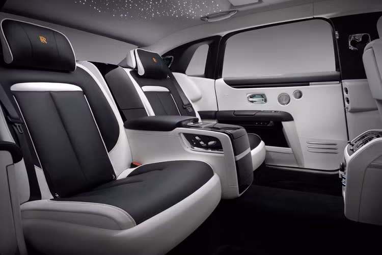 Đúng như tên gọi, Rolls-Royce Ghost Extended 2021 dài hơn 170 mm so với phiên bản thường. Theo đó, xe sở hữu chiều dài 5.716 mm và chiều dài cơ sở 3.465 mm, mang đến khoảng duỗi chân cho hành khách ngồi trên ghế sau rộng hơn bất kỳ mẫu xe cùng thương hiệu nào, trừ Rolls-Royce Phantom Extended.