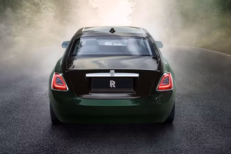 Trong khi đó, thiết kế bên sườn của Rolls-Royce Ghost 2021 không thay đổi đáng kể. Các chuyên gia thiết kế của hãng Rolls-Royce chỉ bổ sung đường dập gân mới nằm ở vị trí gần bệ cửa, gợi liên tưởng đến thiết kế tàu, và bộ vành khác biệt cho mẫu xe này.