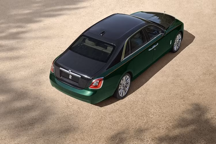 Ngoài ra, lưới tản nhiệt mới còn làm thay đổi vị trí đặt biểu tượng Spirit of Ecstasy. Trước đây, biểu tượng hàng trăm năm tuổi này nằm ngay trên viền mạ crôm của lưới tản nhiệt. Thế nhưng, ở Rolls-Royce Ghost Extended 2021 mới, biểu tượng Spirit of Ecstasy đã được chuyển vào nắp ca-pô.