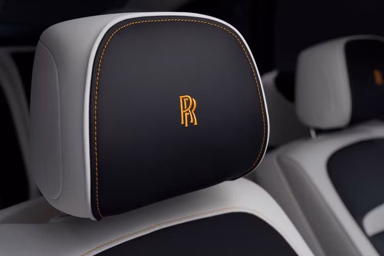 Được đặt trong mặt táp-lô ở vị trí trước mặt ghế phụ lái, Illuminated Fascia đi kèm logo "Ghost" phát sáng nằm giữa hơn 850 "ngôi sao". Khi người lái tắt máy xe, chòm sao trên mặt táp-lô sẽ biến mất hoàn toàn. Tại thị trường Thái Lan, giá xe Rolls-Royce Ghost Extended 2021 có mức khởi điểm từ 35,9 triệu Baht (khoảng 27,5 tỷ đồng).