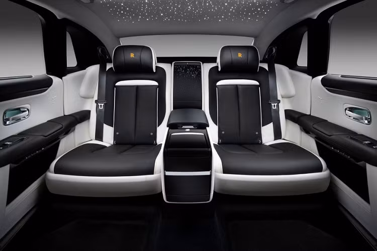 Ngoài những điều trên, thiết kế và trang bị của Rolls-Royce Ghost Extended 2021 nhìn chung là giống bản thường. Xe cũng được trang bị mặt táp-lô ốp gỗ hình đôi cánh được bê từ Rolls-Royce Phantom sang và cụm điều khiển trung tâm trông hiện đại và đẹp mắt hơn. Đằng sau vô lăng còn có bảng đồng hồ kỹ thuật số toàn phần với thiết kế cổ điển nhưng trường tồn với thời gian.