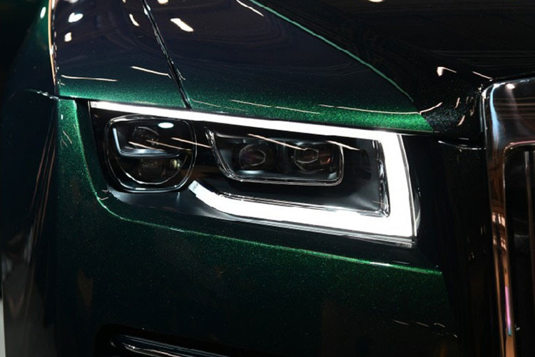 Nằm hai bên lưới tản nhiệt là cụm đèn pha LED và laser mới, có thể chiếu sáng ở khoảng cách đến 610 m. Cũng giống như Phantom thế hệ thứ 8, Rolls-Royce Ghost 2021 được trang bị đèn pha chếch dần về phía nắp ca-pô. Ngoài ra, đèn báo rẽ nằm tách riêng của Rolls-Royce Ghost cũ đã biến mất trên thế hệ mới.