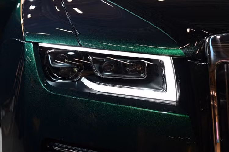 Nằm hai bên lưới tản nhiệt là cụm đèn pha LED và laser mới, có thể chiếu sáng ở khoảng cách đến 610 m. Cũng giống như Phantom thế hệ thứ 8, Rolls-Royce Ghost 2021 được trang bị đèn pha chếch dần về phía nắp ca-pô. Ngoài ra, đèn báo rẽ nằm tách riêng của Rolls-Royce Ghost cũ đã biến mất trên thế hệ mới.