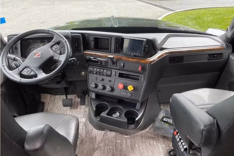 Nó là một chiếc xe tải mới cứng với hơn 2.000 giờ lao động được đầu tư để tạo nên một chiếc xe cao 3,35 mét thể hiện sự tri ân tới phong cách hot rod đậm chất Mỹ. Nặng khoảng 9.071 kg, Lonestar có trang bị một động cơ dầu Cummins dung tích 15 lít với 400 mã lực và 2.237 Nm mô-men xoắn cực đại. Khối động cơ to lớn này hoạt động cùng một hộp số tự động 10 cấp với tính năng hỗ trợ khởi hành lên dốc.