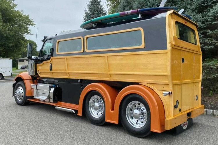 Điều đó nhanh chóng thay đổi sau khi hé lộ trước công chúng bởi nhiều người đã đổ tới xem chiếc xe tải độc nhất vô nhị và thậm chí một vài người còn bày tỏ hứng thú mua xe. Thỏa chí trước phản hồi tích cực ngoài mong đợi, International Lonestar đã trở thành một chiếc xe nghiêm túc và giờ đây được rao bán giá 375.000 USD (khoảng 8,69 tỷ đồng).