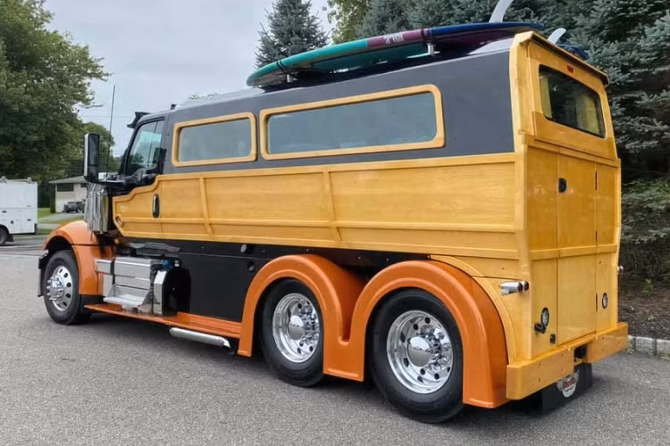 Điều đó nhanh chóng thay đổi sau khi hé lộ trước công chúng bởi nhiều người đã đổ tới xem chiếc xe tải độc nhất vô nhị và thậm chí một vài người còn bày tỏ hứng thú mua xe. Thỏa chí trước phản hồi tích cực ngoài mong đợi, International Lonestar đã trở thành một chiếc xe nghiêm túc và giờ đây được rao bán giá 375.000 USD (khoảng 8,69 tỷ đồng).