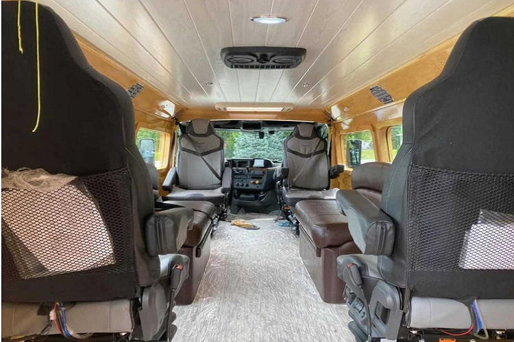 Cả ngoại thất và nội thất xe đều có sử dụng những tấm gỗ phong với 9 lớp vẹt ni, phối hợp với những chi tiết trang trí màu cam trên tấm chắn bùn và thềm cửa. Chưa hết, nhà sản xuất còn bổ sung chất liệu cách âm cho phần nóc và sàn xe để giữ cabin đẹp đẽ và yên tĩnh. Ở bên trong, Lonestar còn có những bức tường bằng gỗ phong với các ô giữ cốc và bàn tích hợp, cùng với ổ sạc điện cho mỗi ghế ngồi. Hơn nữa, chiếc xe còn trang bị không ít tính năng công nghệ tân tiến như kết nối Apple CarPlay, mở khóa không chìa và gương sưởi ấm.