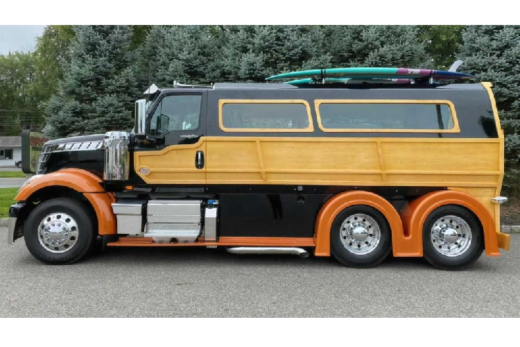 Todd E. Brown tự hào miêu tả dự án nhà di động đặc biệt của mình rằng: “Chúng tôi đặt một chiếc International từ nhà máy và bắt đầu chế tạo. Công xưởng của chúng tôi đã tự làm và hoàn thành thân vỏ từ con số không. Tôi may mắn có một vài nhân viên rất tài năng. Chúng tôi cũng có một thợ mộc tài ba, người chịu trách nhiệm các chi tiết gỗ. Chúng tôi cố gắng giữ chủ đề một chiếc xe gỗ wagon hot rod giai đoạn 1993-35. Đương nhiên, chúng tôi cũng có bổ sung thêm những tính năng tiện ích hiện đại nữa, ví như camera, hệ thống cảnh báo va chạm.”