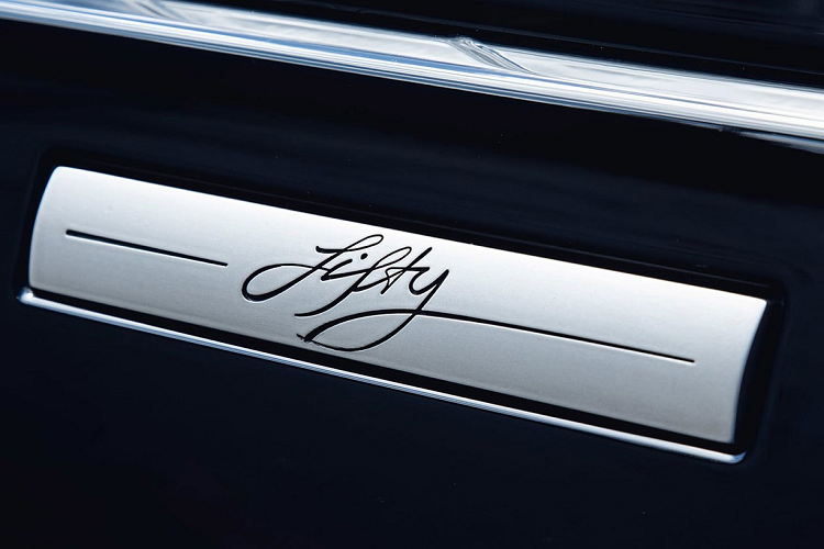 Huy hiệu “Fifty” do Giáo sư Gerry McGitas OBE, Giám đốc Sáng tạo của Land Rover thiết kế riêng, xuất hiện ở cả bên ngoài và bên trong xe.