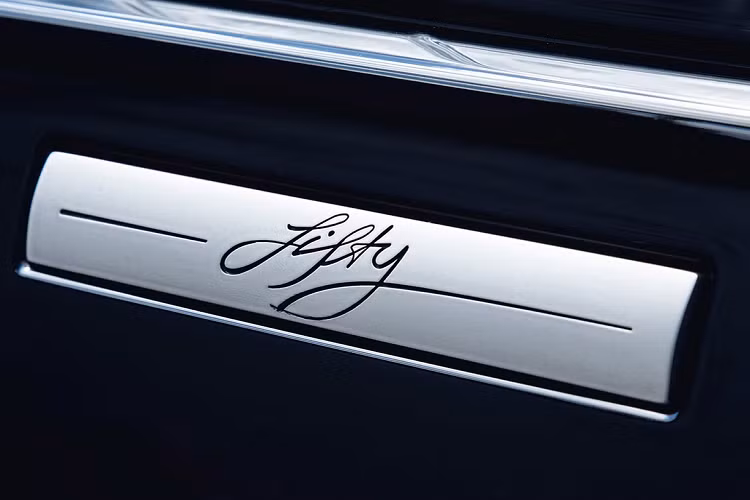 Huy hiệu “Fifty” do Giáo sư Gerry McGitas OBE, Giám đốc Sáng tạo của Land Rover thiết kế riêng, xuất hiện ở cả bên ngoài và bên trong xe.