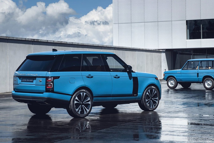 Thân xe được phủ màu Satin Auric Atlas và gắn huy hiệu Range Rover cổ điển. Range Rover Fifty tại Thái Lan được trang bị bộ mâm 5 chấu kép 21 inch, trong khi bản ra mắt thế giới trang bị mâm 22 inch. Bệ bước chân phát sáng khi mở cửa.