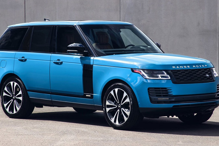 Phiên bản đặc biệt của Range Rover 2021 có tên là Range Rover Fifty, xe được sản xuất trong số lượng giới hạn ở 1.970 chiếc trên toàn thế giới, đây là năm mà mẫu Range Rover đầu tiên được chế tạo. Range Rover Fifty 2021 mới sở hữu một loạt chi tiết độc quyền, giúp nó tách biệt rõ ràng với những chiếc Range Rover khác.