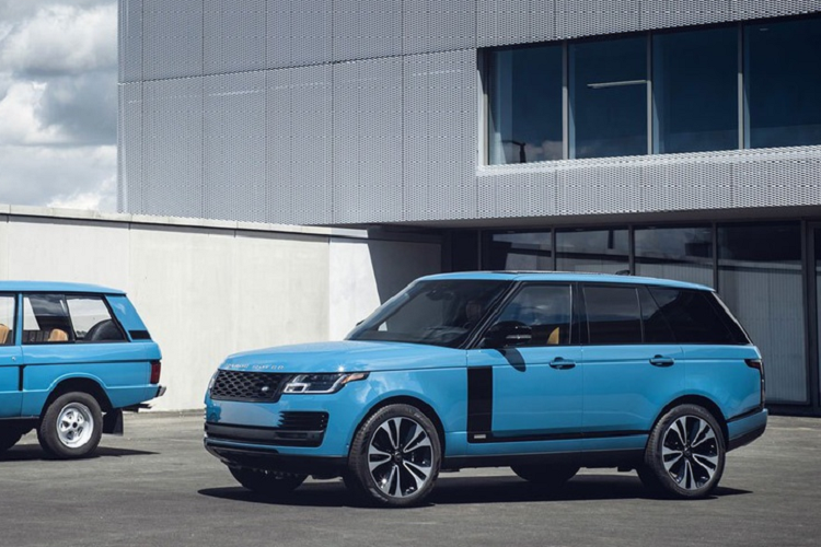 Là phiên bản kỷ niệm, mẫu xe Range Rover Fifty đặc biệt này được tạo sự khác biệt ở ngoại hình và nội thất. Mẫu xe này được xây dựng dựa trên phiên bản Autobiography và lấy cảm hứng từ chiếc Range Rover 3 cửa đầu tiên, được sản xuất trong giai đoạn 1970-1996. Tại thời điểm đó, mẫu xe này có tên gọi là Range Rover Classic.