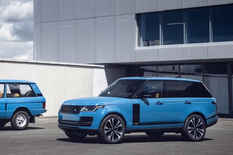 Là phiên bản kỷ niệm, mẫu xe Range Rover Fifty đặc biệt này được tạo sự khác biệt ở ngoại hình và nội thất. Mẫu xe này được xây dựng dựa trên phiên bản Autobiography và lấy cảm hứng từ chiếc Range Rover 3 cửa đầu tiên, được sản xuất trong giai đoạn 1970-1996. Tại thời điểm đó, mẫu xe này có tên gọi là Range Rover Classic.