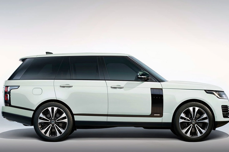 Ngoài các màu sơn thông thường như đen Santorini, bạc Aruba, xám Carpathain và đỏ Rosello, sẽ có một số lượng hạn chế phiên bản Range Rover Fifty được sơn màu vàng Bahama, trắng Davos và xanh Tuscan, giống với Range Rover nguyên bản năm 1970.