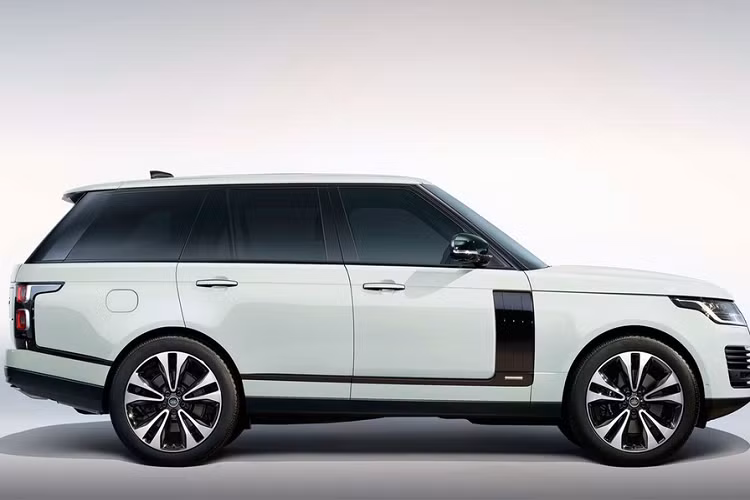 Ngoài các màu sơn thông thường như đen Santorini, bạc Aruba, xám Carpathain và đỏ Rosello, sẽ có một số lượng hạn chế phiên bản Range Rover Fifty được sơn màu vàng Bahama, trắng Davos và xanh Tuscan, giống với Range Rover nguyên bản năm 1970.