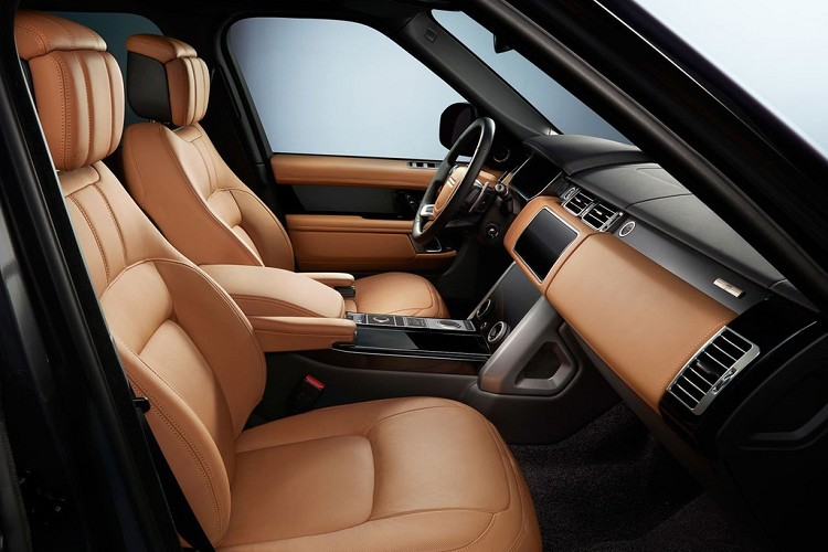 Bên trong xe, Range Rover Fifty có những trang bị tương tự Range Rover Autobiography. Hệ thống âm thanh Meridian Signature cao cấp 29 loa, công suất 1.700 W với công nghệ âm thanh 3D Trifield là những trang bị tiêu chuẩn trên xe.