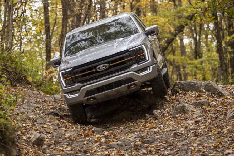 Ngoài các chế độ Normal, Sport, Tow / Haul, Eco, Slippery, Deep Snow / Sand và Rud / Mud, Ford F-150 Tremor 2021 được bổ sung chế độ lái Rock Crawl phục vụ riêng cho những đoạn đường đá sỏi gồ ghề.