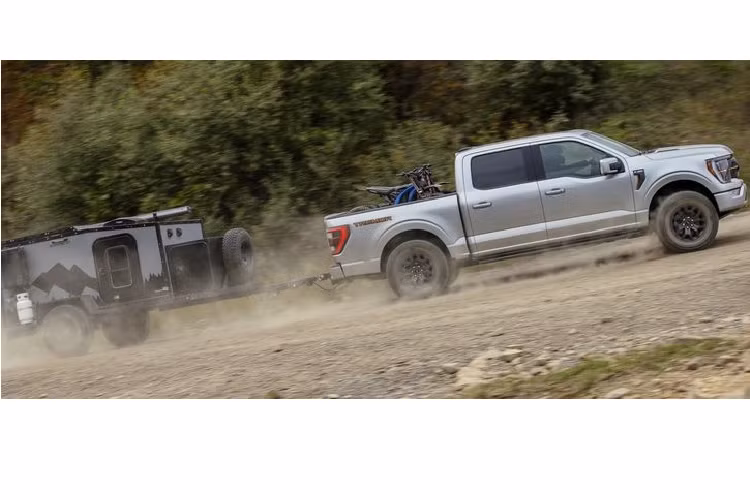 Bên cạnh đó, xe cũng có bộ vi sai cầu sau theo tiêu chuẩn và vi sai cầu trước có thể nâng cấp thành bộ vi sai chống trượt Torsen ở mọi biến thể. Đặc biệt, F-150 Tremor còn có hộp số phụ tương tự như trên F-150 Raptor. Sức kéo và trọng tải tối đa của F-150 Tremor 2021 là 4.944 kg và 855 kg.